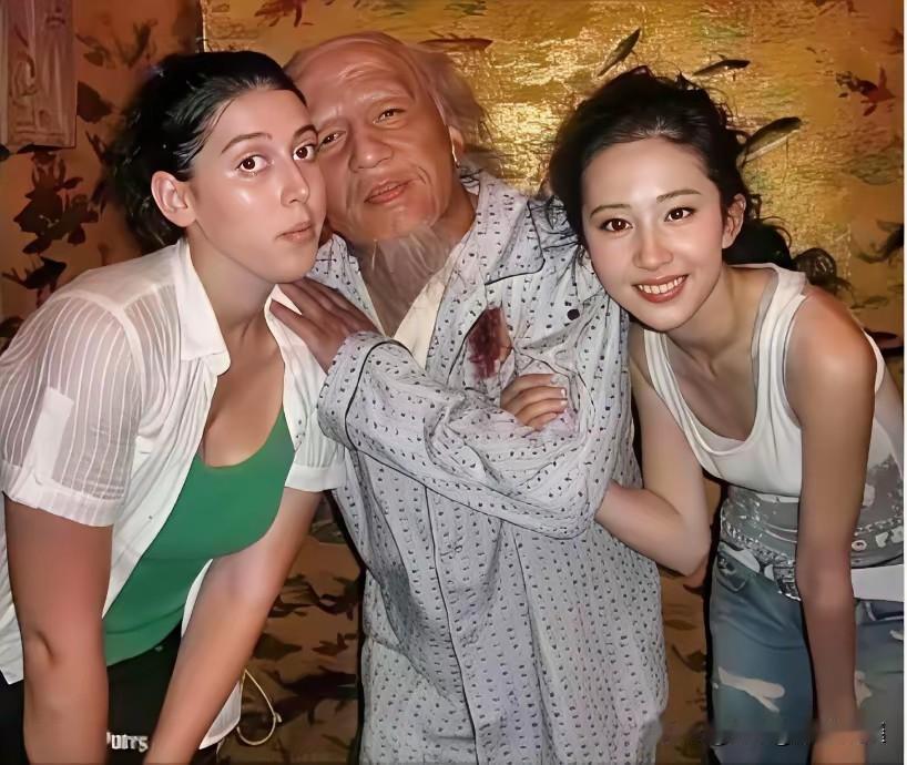 这张同框照真的让人感慨万千，第一眼都没认出刘亦菲身旁的竟是成龙大哥。
 
早在拍