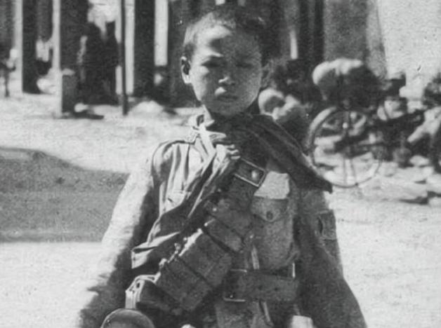 1945年，一13岁男孩因精通日语，被日军相中，当上日军翻译官。日本投降后，他却