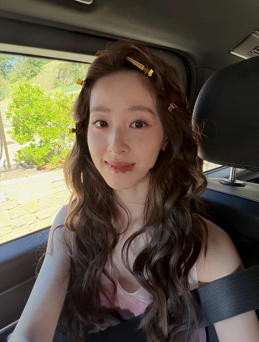 刘强东夫人章泽天最近在法国度假！已经有好几个小孩的章泽天还如当年手捧奶茶火出圈的