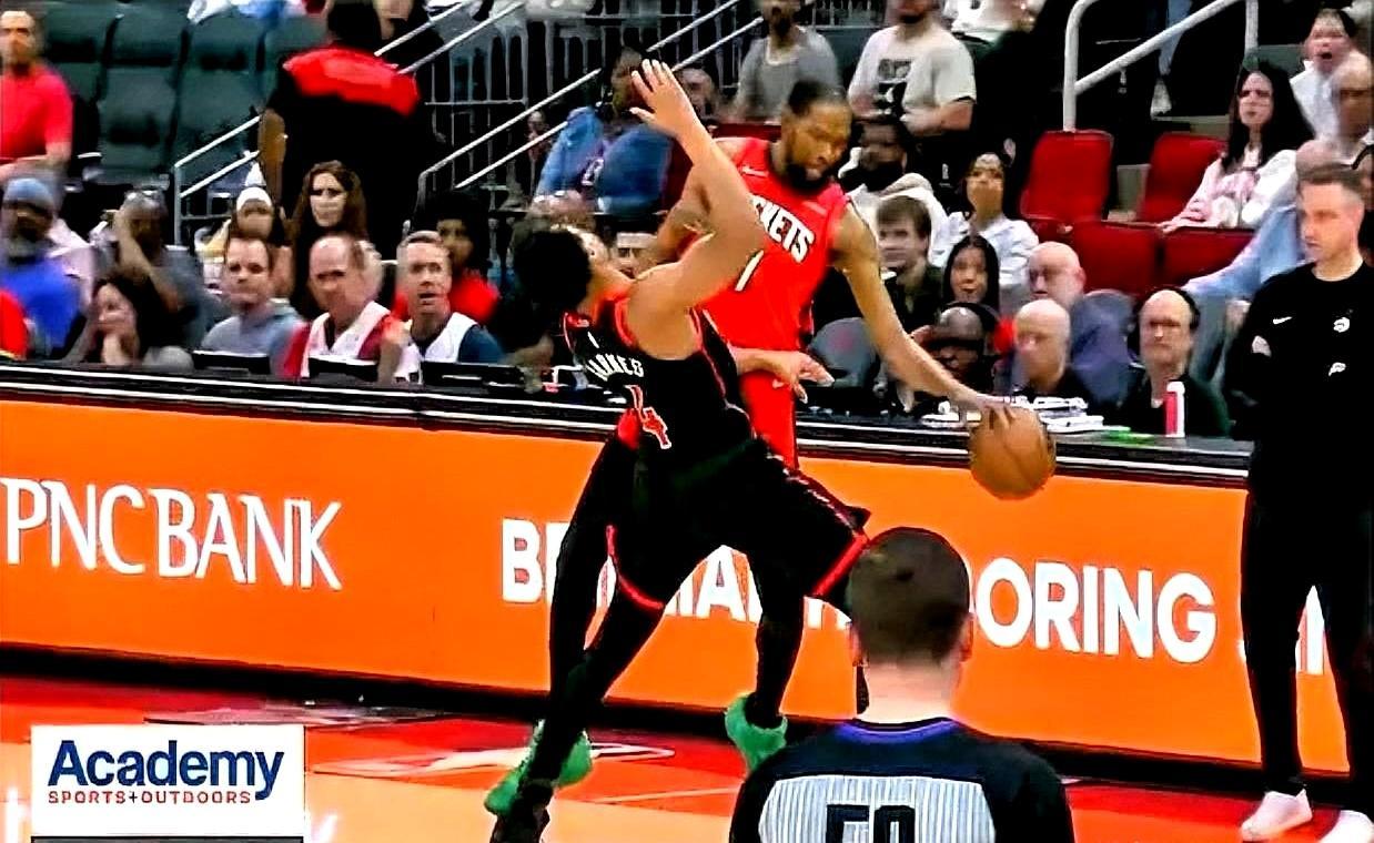 谁能想到，杜兰特肘到巴恩斯脸上，最后居然不用被罚下场。
 
这事发生在3月10号