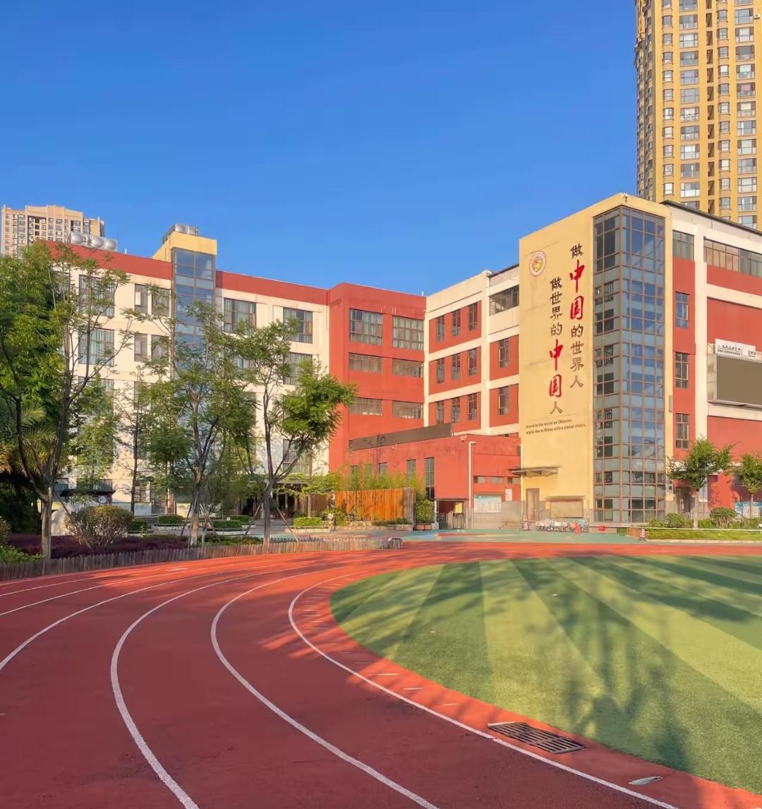 太好了，高中入学政策变了。
昨天，中央经济工作会议通过了增加普通高中学位，和增加