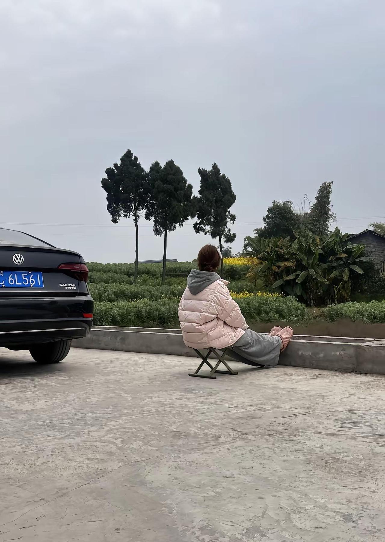 我逢人就说我不想结婚 逃避着父母安排的相亲 不在乎亲戚的流言蜚语 朋友圈宣示着无