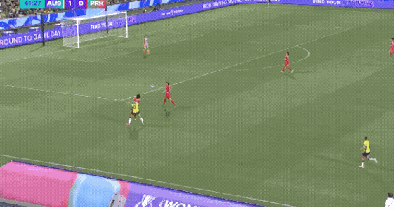 看到澳大利亚女足这个三人配合，我不禁改变了对于澳大利亚足球的偏见，过往印象里澳大