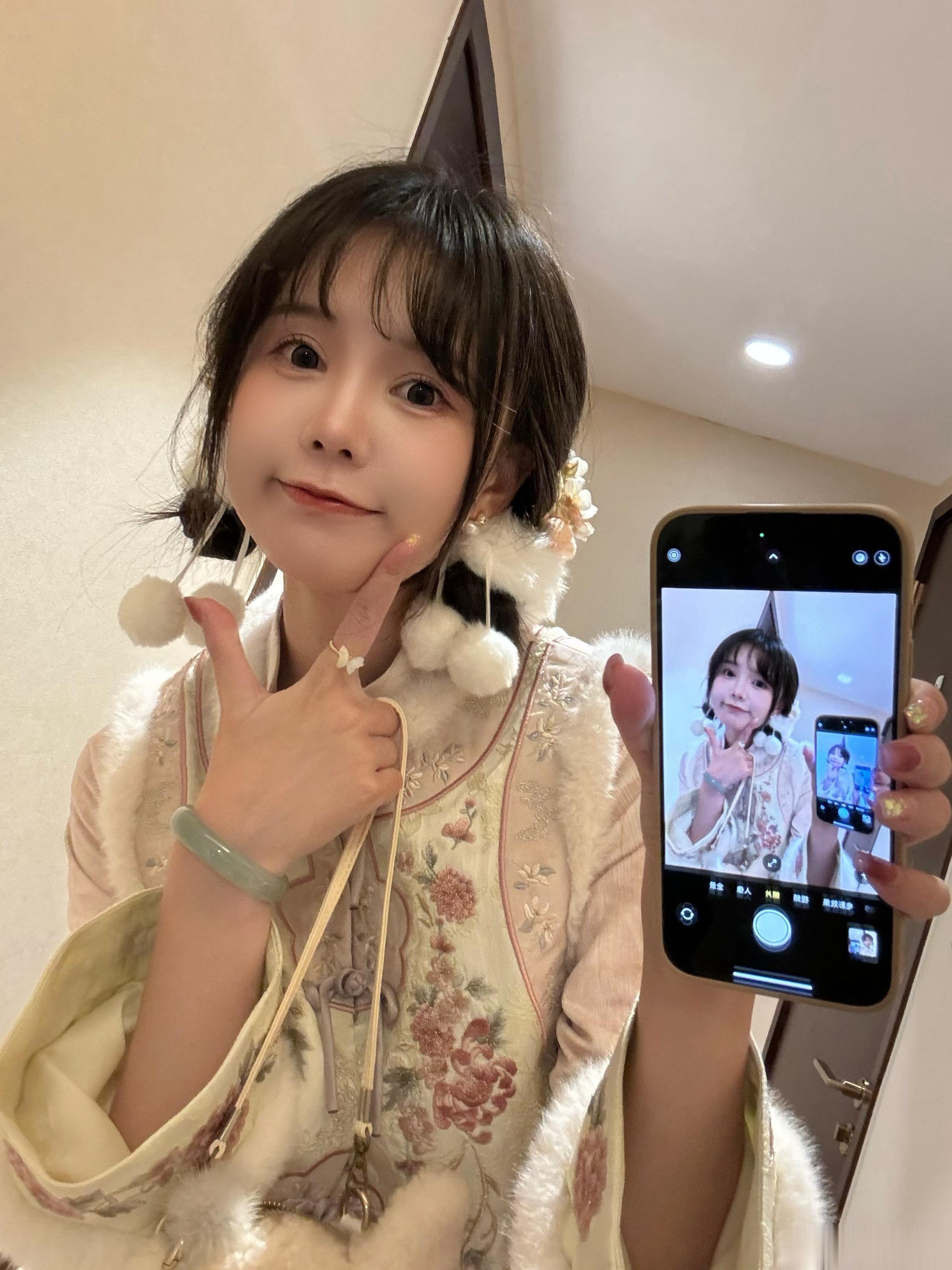 学习到了年轻人的对镜自拍方式嘿嘿嘿双十一第二波主打棉袍棉马甲/日常毛衣/还有清汉