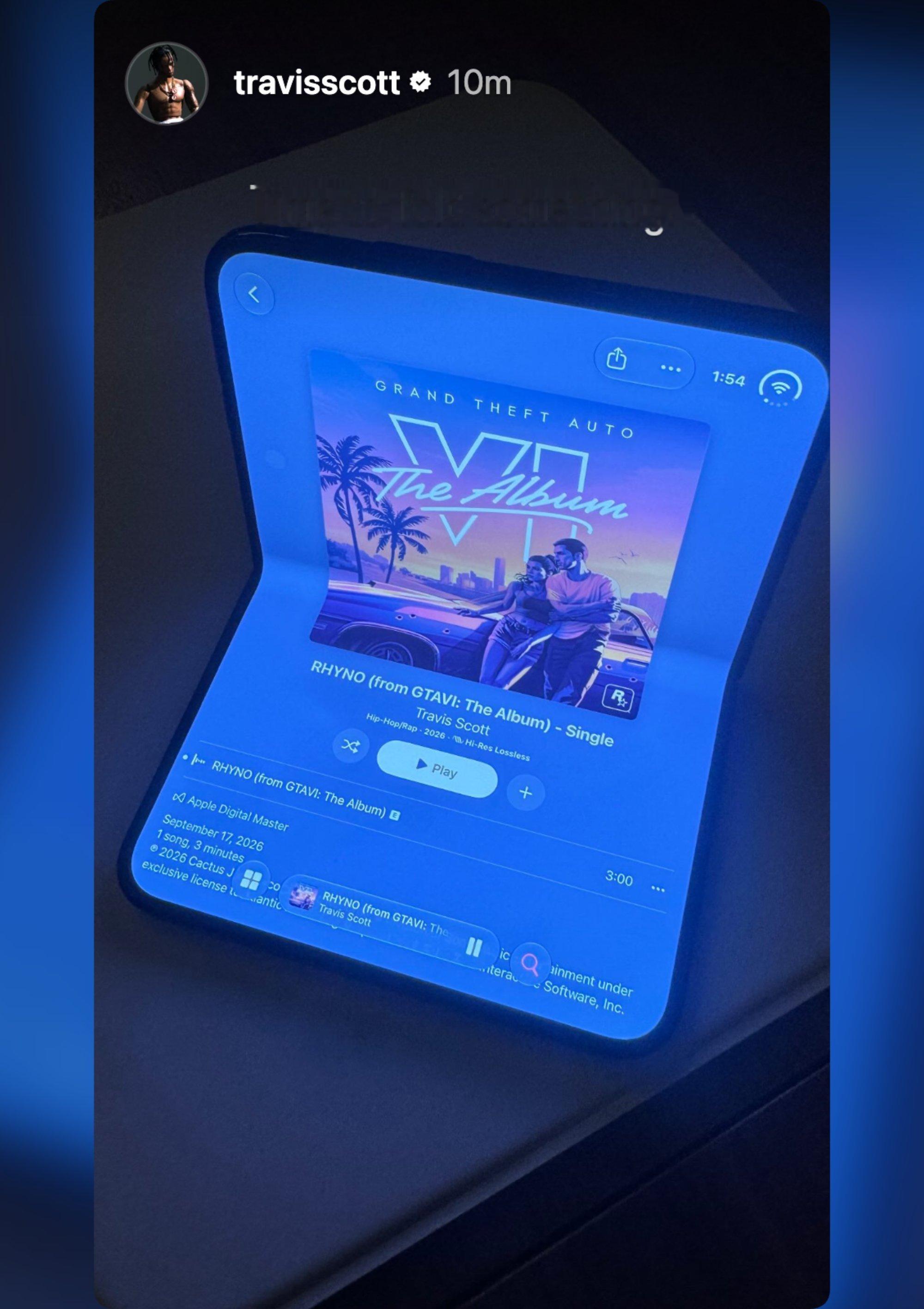 Travis Scott 展示他的 iPhone Duo"Time to fol