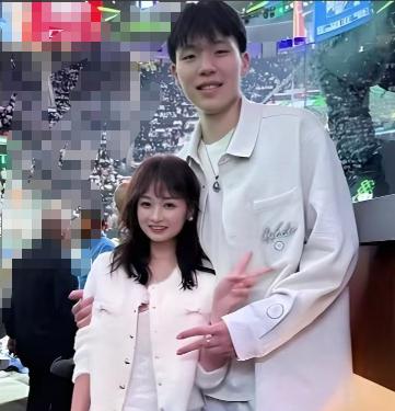 全网男人最羡慕的不是杨瀚森的2139万，而是他女友孙海懿：肤白貌美、辞工陪赴美、