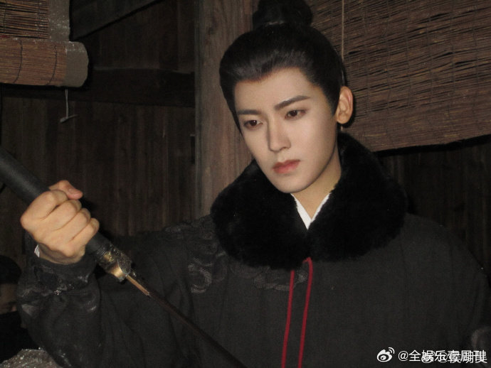 侯明昊说陆江来是埋线大师侯明昊这描述让我瞬间脑补出一百场权谋大戏侯明昊发博安慰粉
