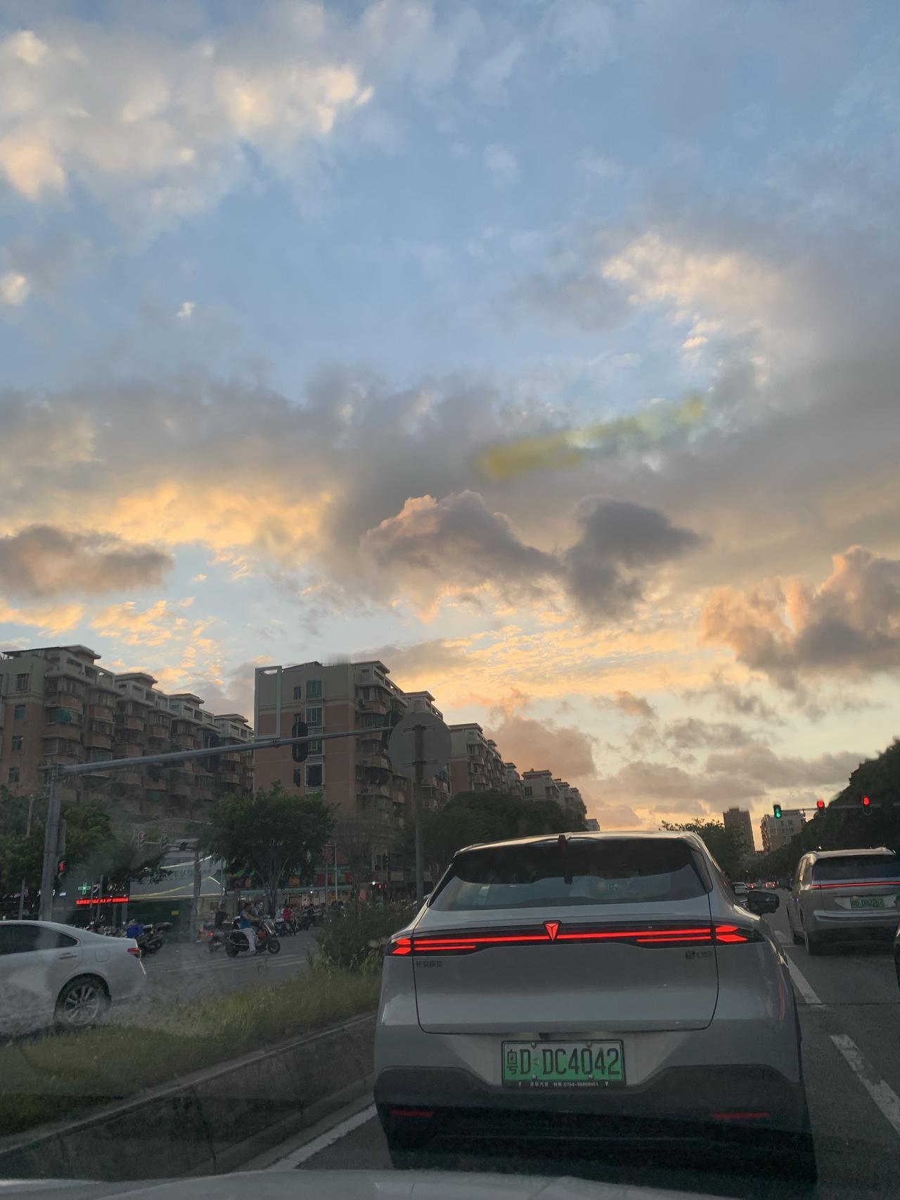 广东汕头，七夕节的落日和今天的白云自带一层诗意。偶尔有点零星小雨，一阵阵凉爽的海