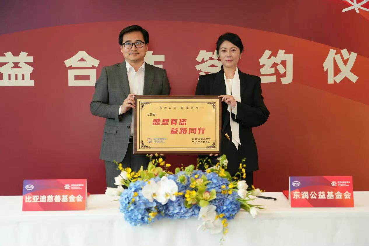 一支校园球队想坚持踢下去，需要训练装备、教练指导，也需要能和其他学校交手的比赛机