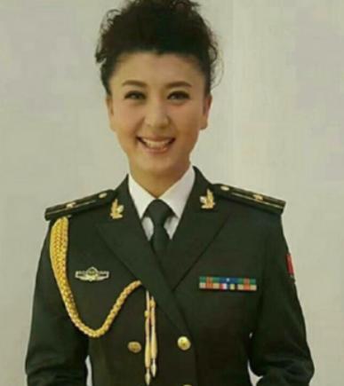 闫学晶直播哭穷，称儿子年入百万也养不起家。
这反差太刺眼了。
老戏骨卖惨，这算盘