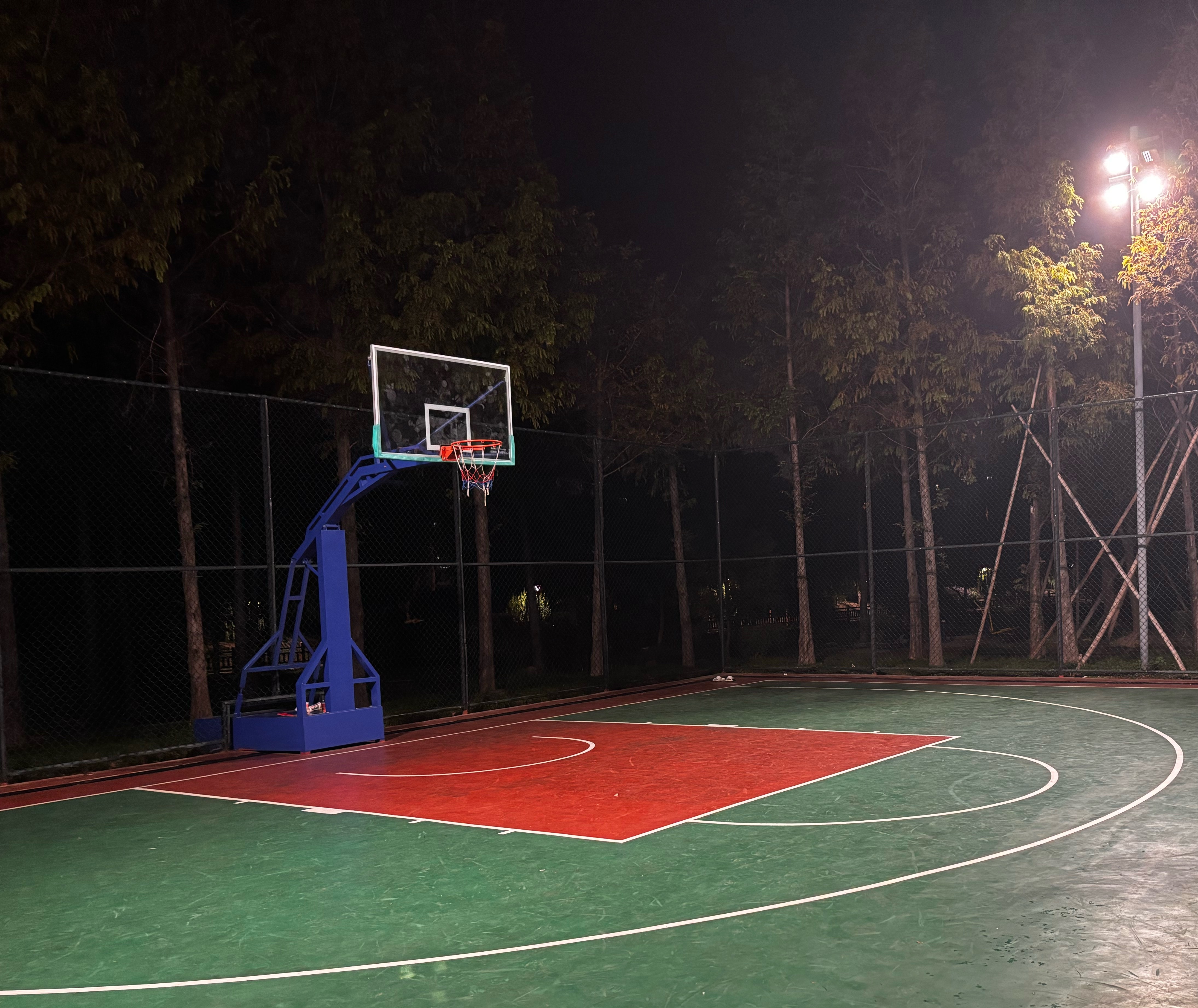 我有一个篮球群，都是平常在一起打球的好哥们。平常有比赛和活动，都是我来组织。这个