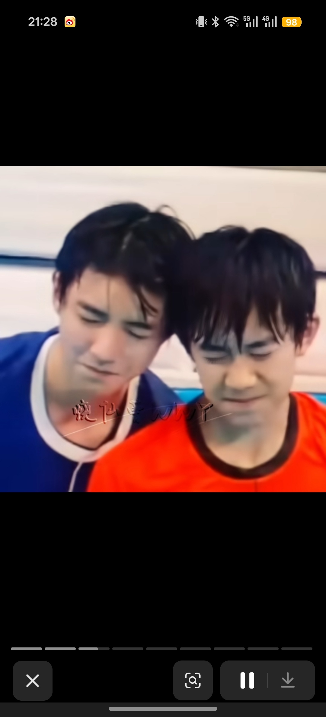 接受惩罚的两个萌宝宝 