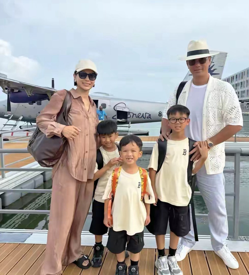胡杏儿一家五口马代度假，三兄弟同款球服，松弛生活太让人羡慕。 