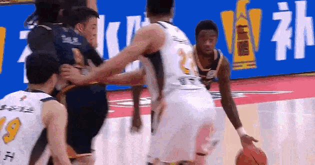 来了，胡明轩三分命中。广东男篮vs四川男篮