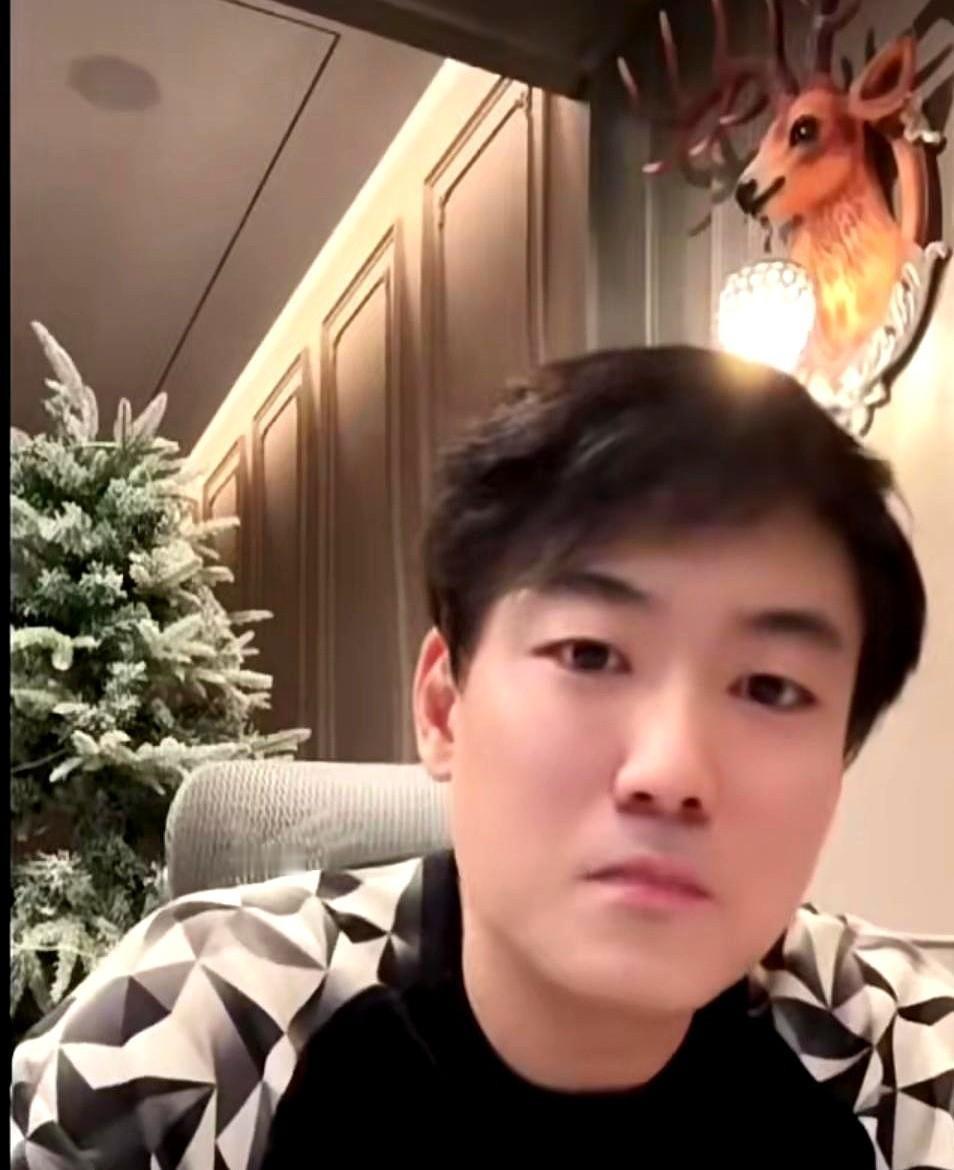剧组里最容易出事的，根本不是有人拿角色逼你。
是百十来号年轻男女，往深山老林一关