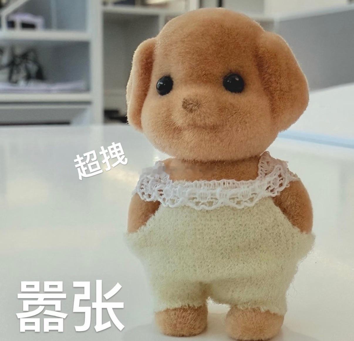 睡前抱着他的手臂摸来摸去把脸蛋放在他手臂上面蹭边摸边嘻嘻，还故意发出吸溜声🐵：