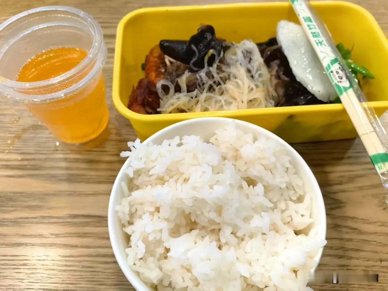 中餐，外面吃的快餐，按重量计算的，这一份二十二块，不便宜，但是店里很干净！
一个