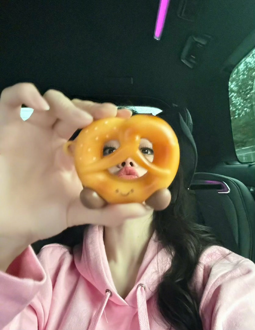 迪丽热巴正能量 愿你看淡世事沧桑内心安然无恙，忠于自己笑也沉醉走也潇洒，成为自己