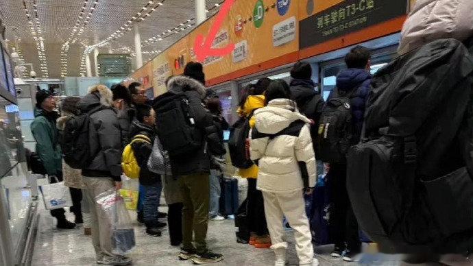 救命，王力宏李云迪同机却零交流，这尴尬程度简直能抠出三室一厅，今天的快乐就靠这对