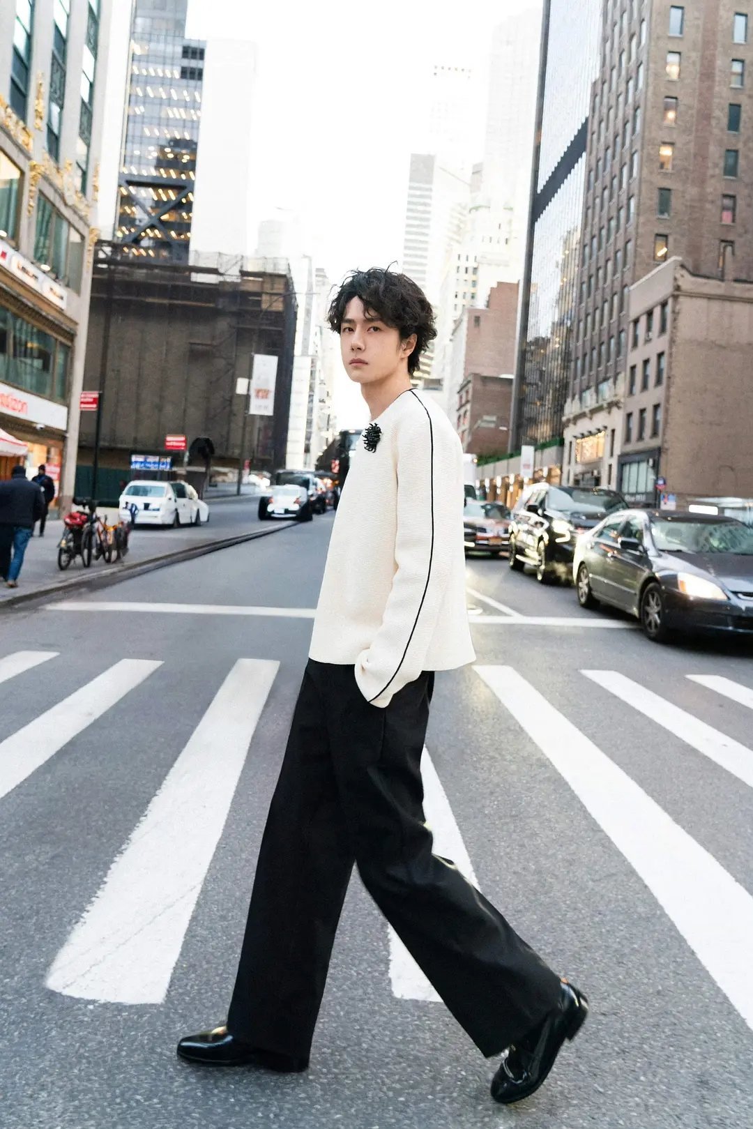 王一博香奈儿大秀新鲜造型出炉！好拽！好帅！时髦精本精！ 