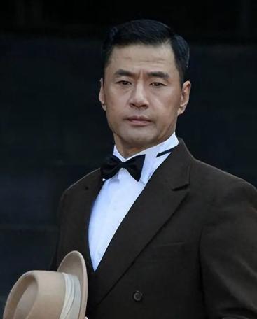 于荣光怎么也想不通，结婚35年，钱他赚、饭他做，自己几乎没有任何绯闻，对妻子宠爱