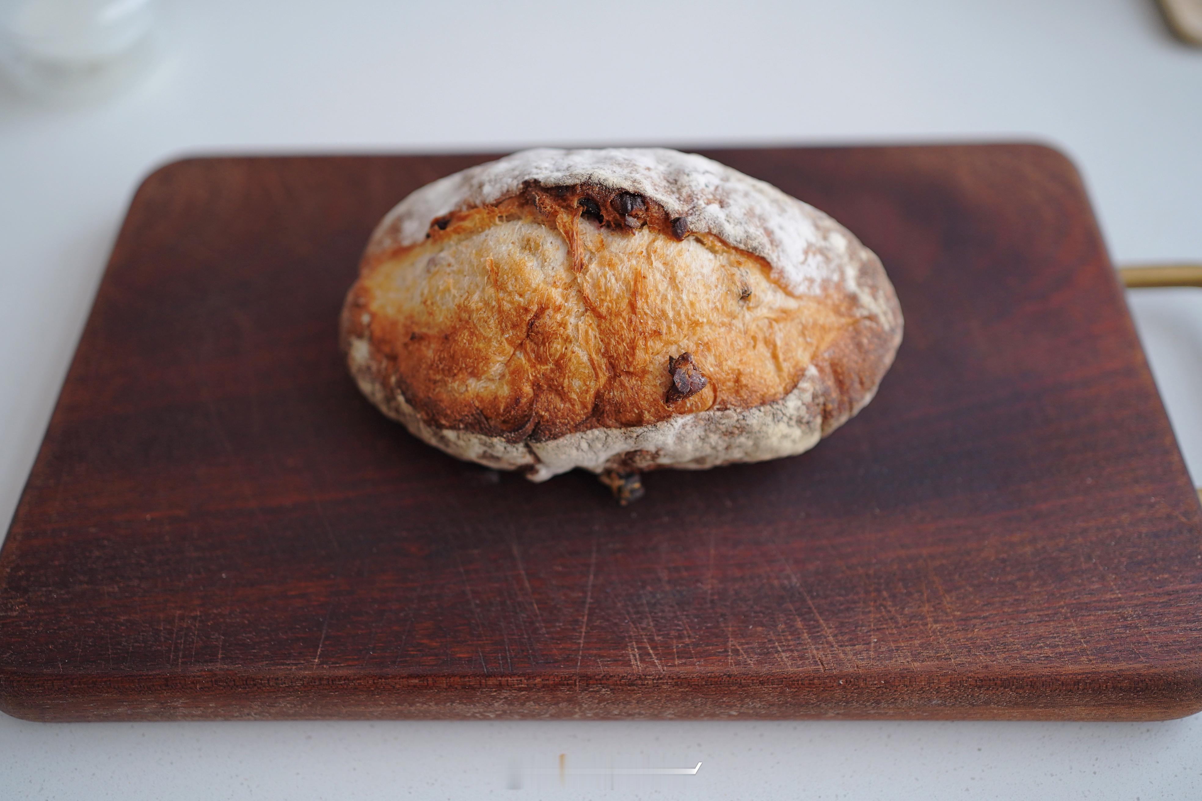 之前不是做了红枣酵液和桑椹酵液了嘛，我做成不加糖油的小欧包了…但！是！烘烤的时候