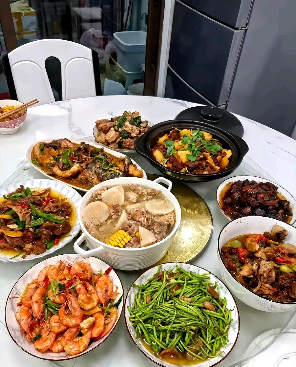 一日三餐，四季流转，看似平常，却藏着生活真谛与中医智慧。古人讲究“食饮有节”，节