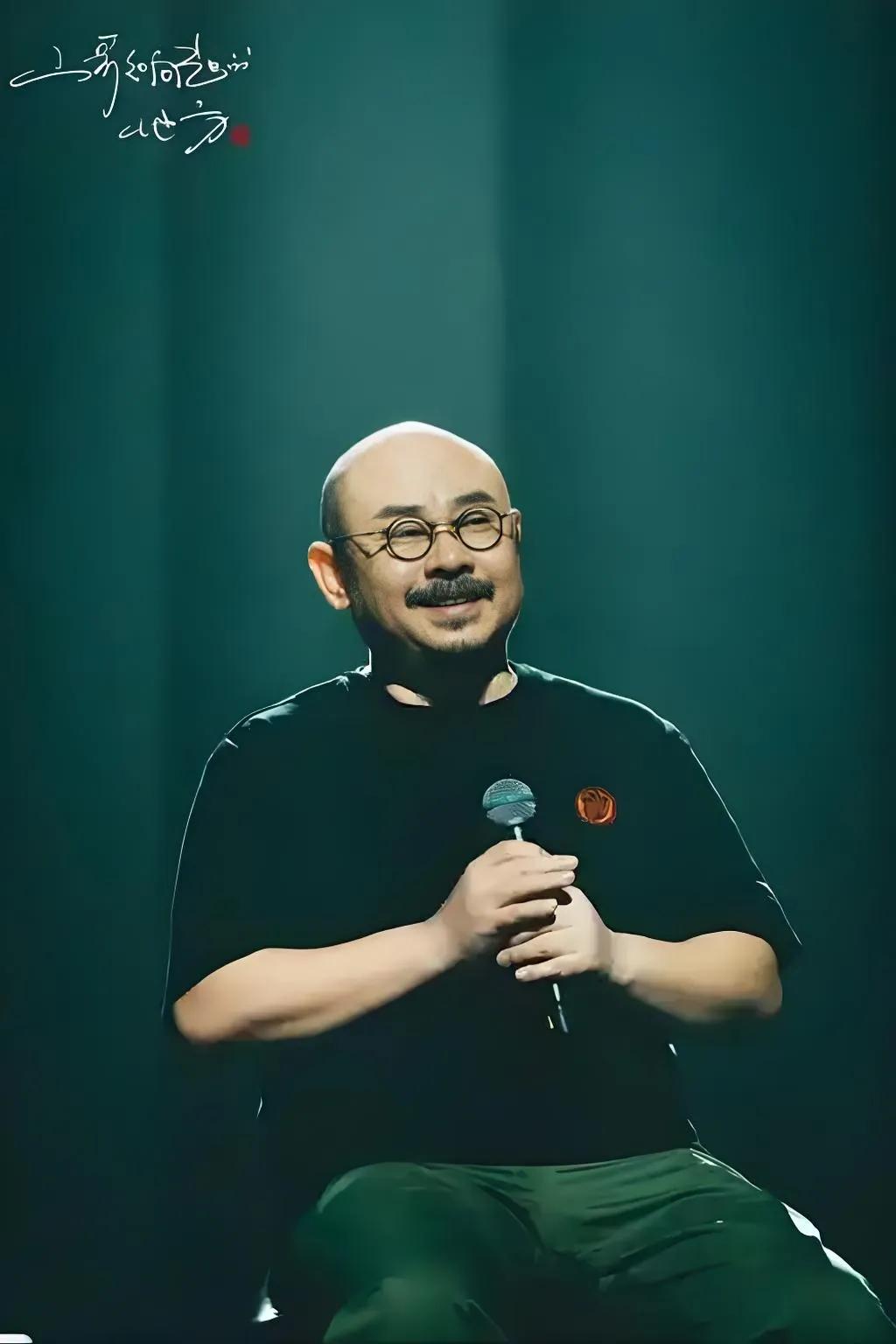 为什么刀郎会被那么多人支持呢首先，他声音沙哑独特，唱腔带着浓郁的西域风情，一听就