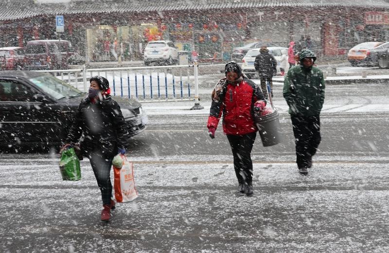 “冷流雪”对烟台威海交通影响可不小。冷流雪具有对流性和局地性，来去突然、降雪效率
