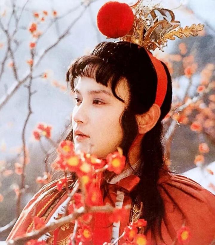一次，邓婕吐槽《红楼梦》拍摄时，自己戏份最多，但劳务费只有60块；欧阳奋强最轻松