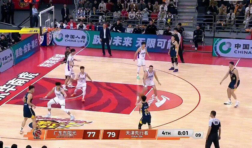 过年了！杨溢投进一球空位三分，广东队反超比分！萨姆纳笑得好开心喔 广东男篮vs天