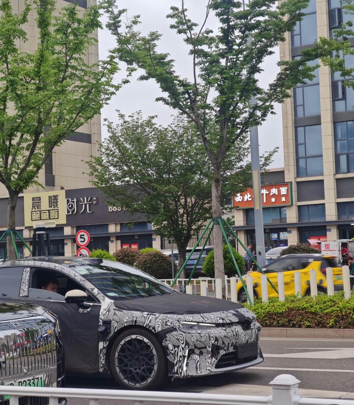 这难道是smart 四门轿车的路测车吗