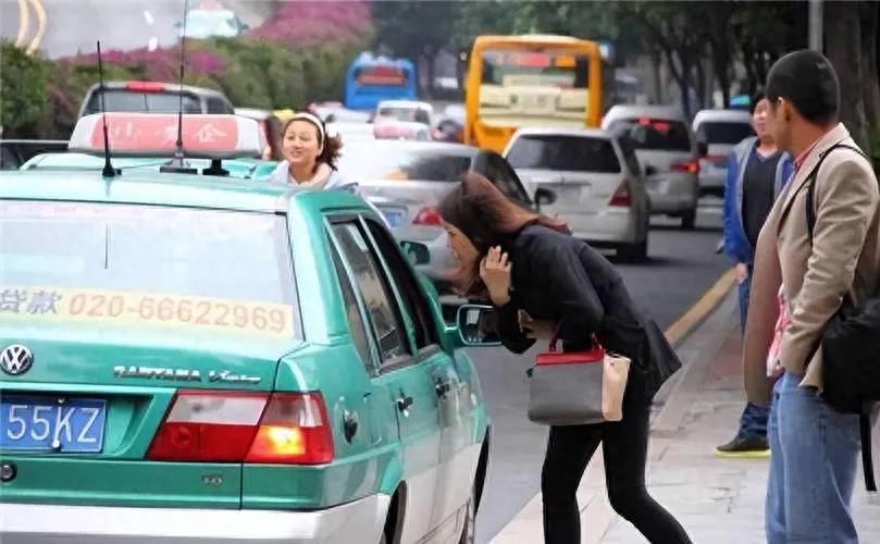 为什么大家宁愿在路边等网约车，也不愿意去坐就在路边的出租车？

明明出租车就在眼