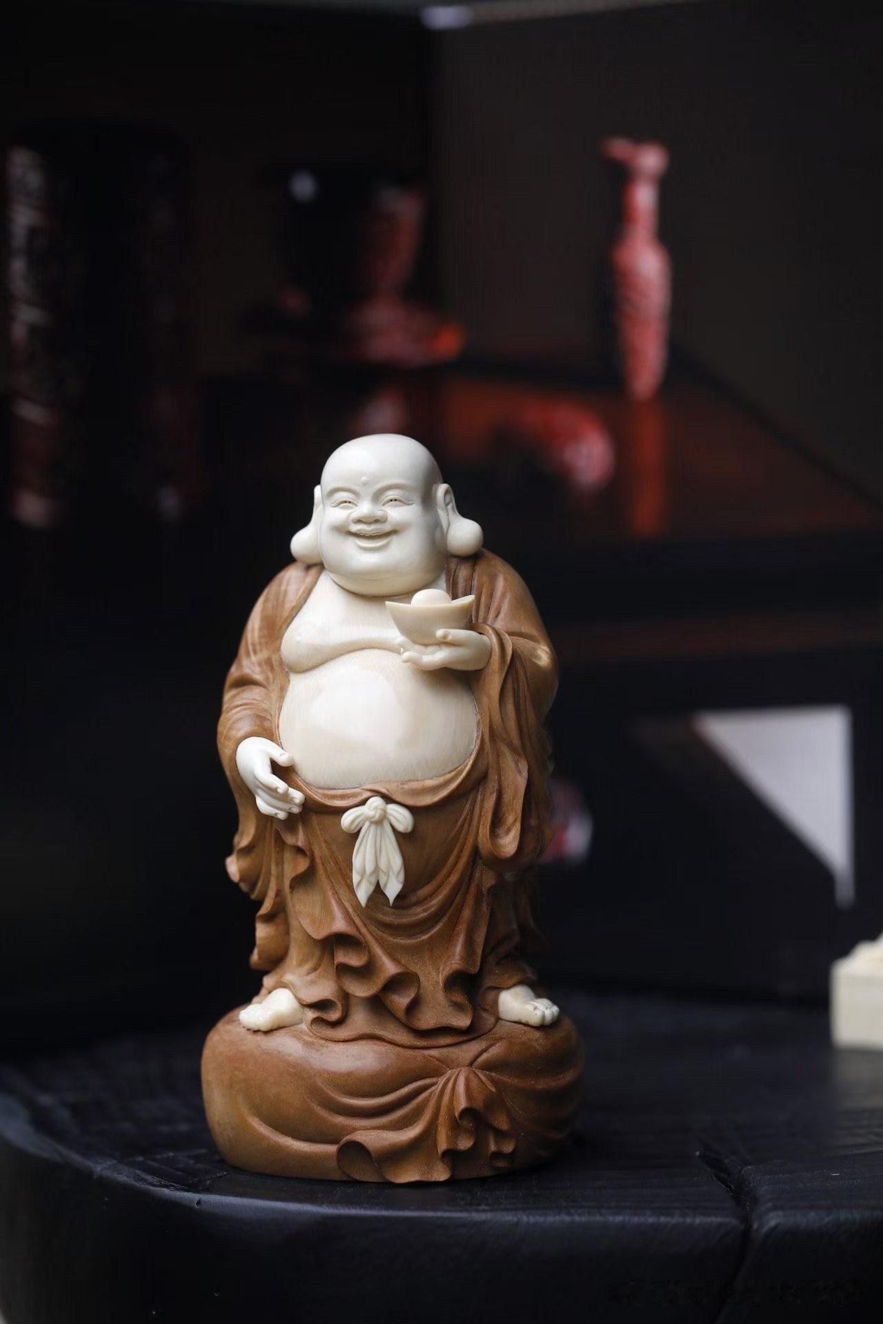 看到这样一尊弥勒，心情总会不自觉地轻松几分。

檀香的温润与猛犸的莹洁相映成趣，