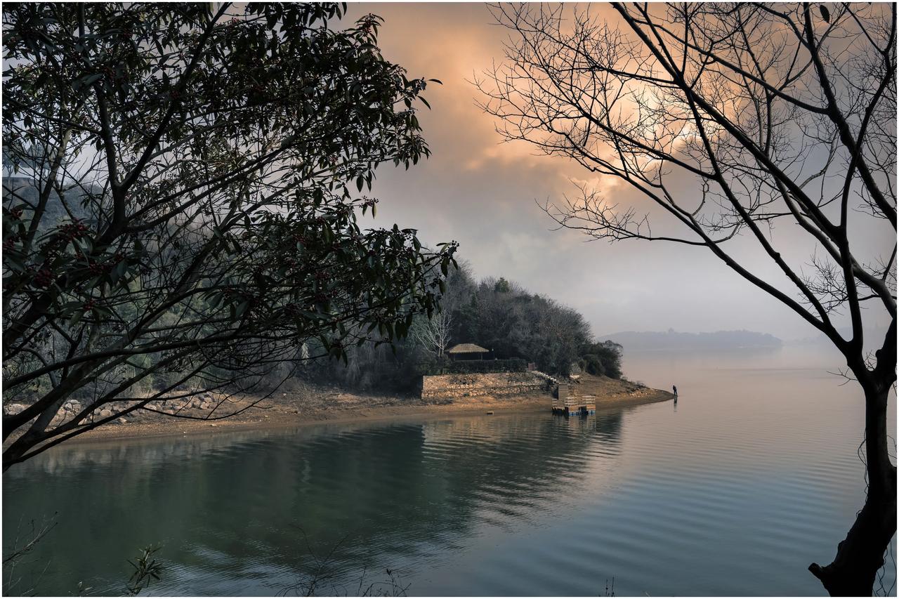 云水间
———（视）
在云水的天地间，
心灵栖息的地点。
五彩棉田在天上，
水是