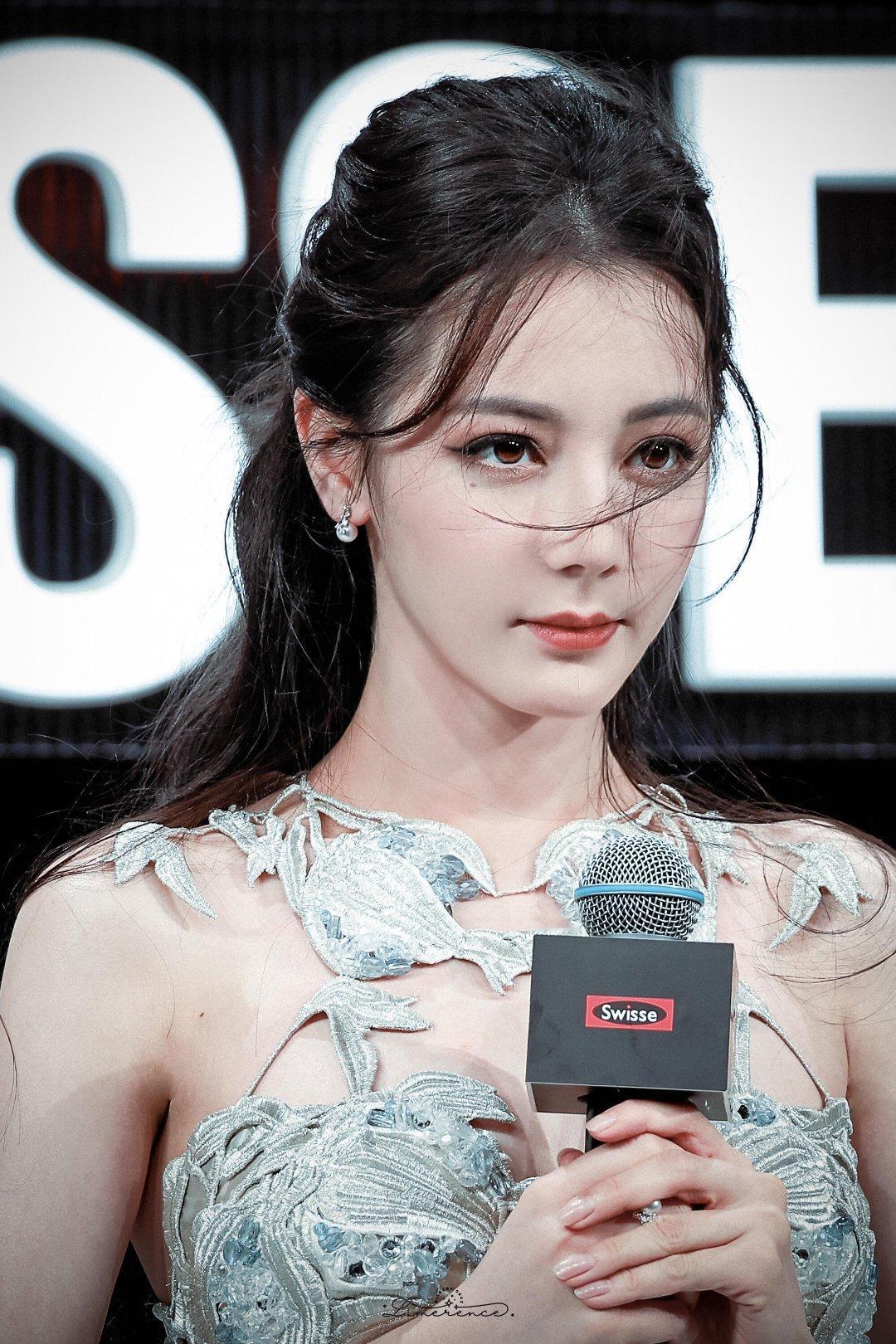 我是真喜欢她的原生唇啊当 迪丽热巴的站姐  后期很轻松吧套个滤镜就可以出了 ​​