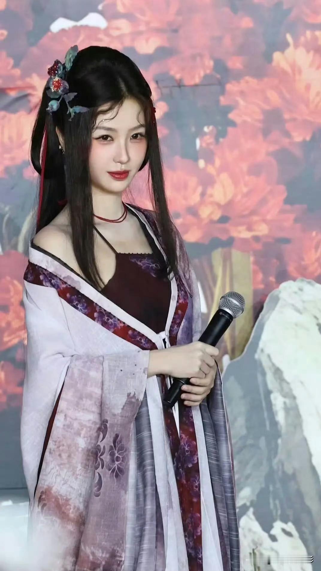 虞书欣《念相思》妆造亮相后，网上流传着十分刻薄的评价，有人直言整套妆造如同早年香