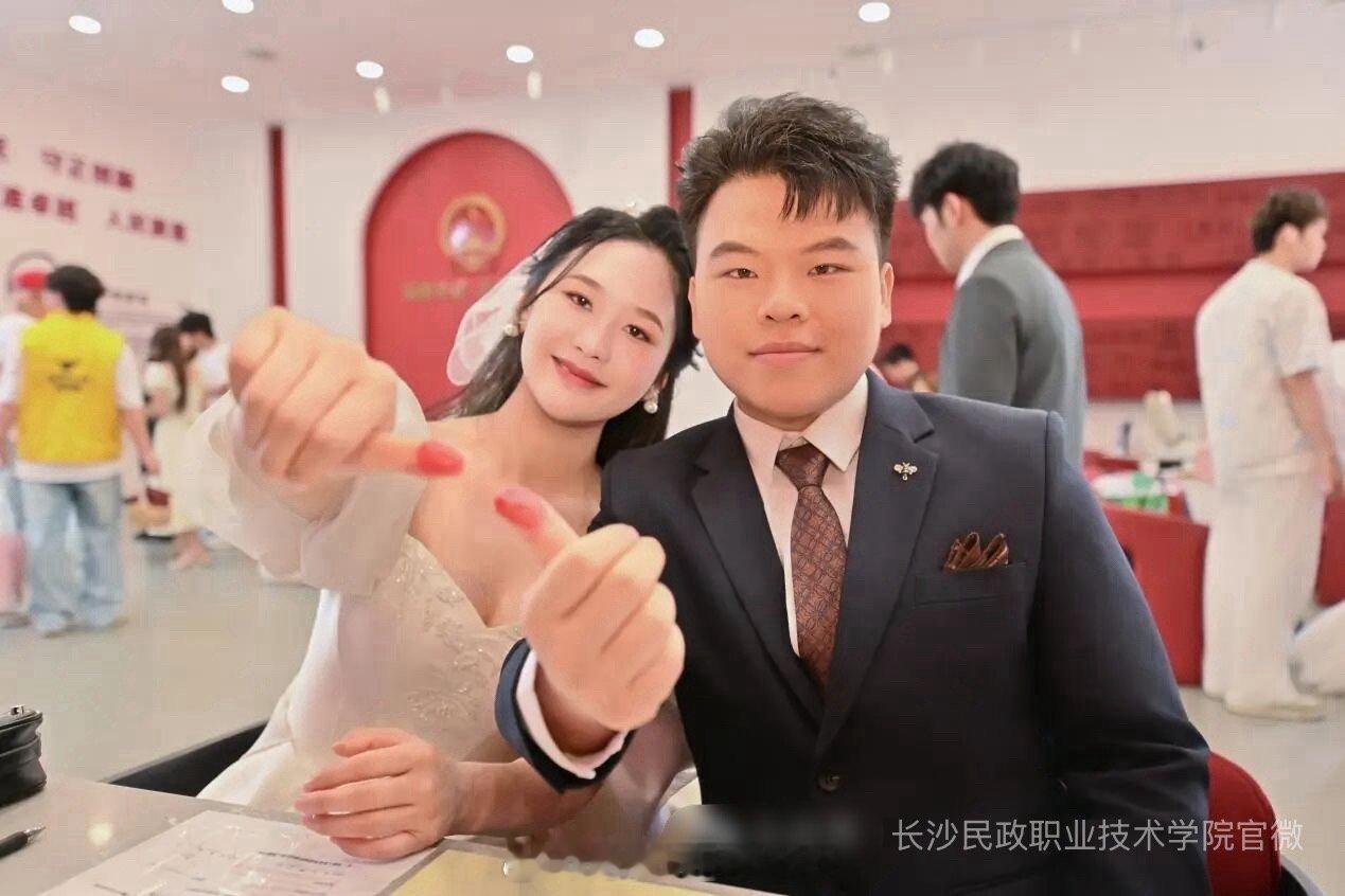 【长沙高校把毕业答辩变甜蜜事业】近日，长沙浏阳河婚庆文化公园上演了一场别开生面的