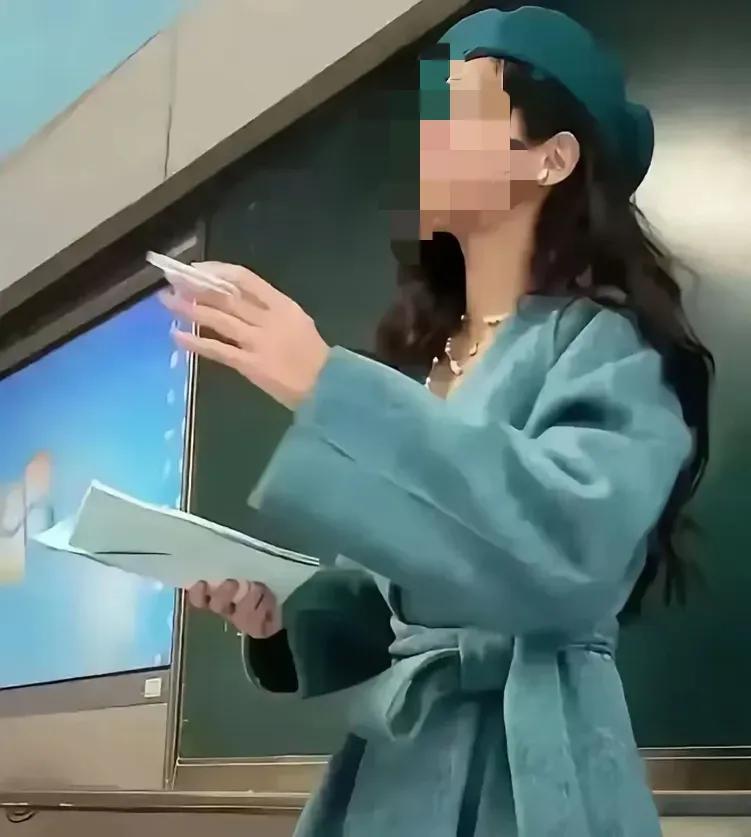 一位女教师穿着价值2.8万的深绿色风衣走进课堂，竟被学生家长举报！女教师霸气回怼