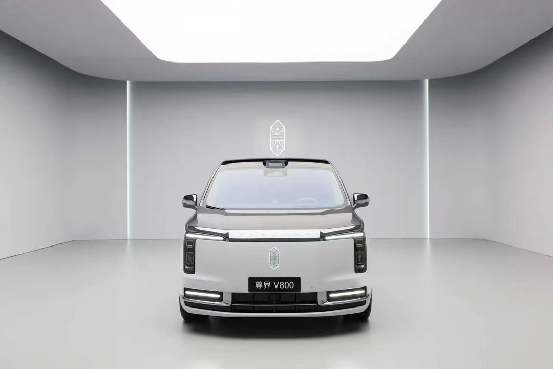 尊界V800表情包尾灯尊界V800全系配色尊界5032颗灯珠打造动态尾灯，夜晚点