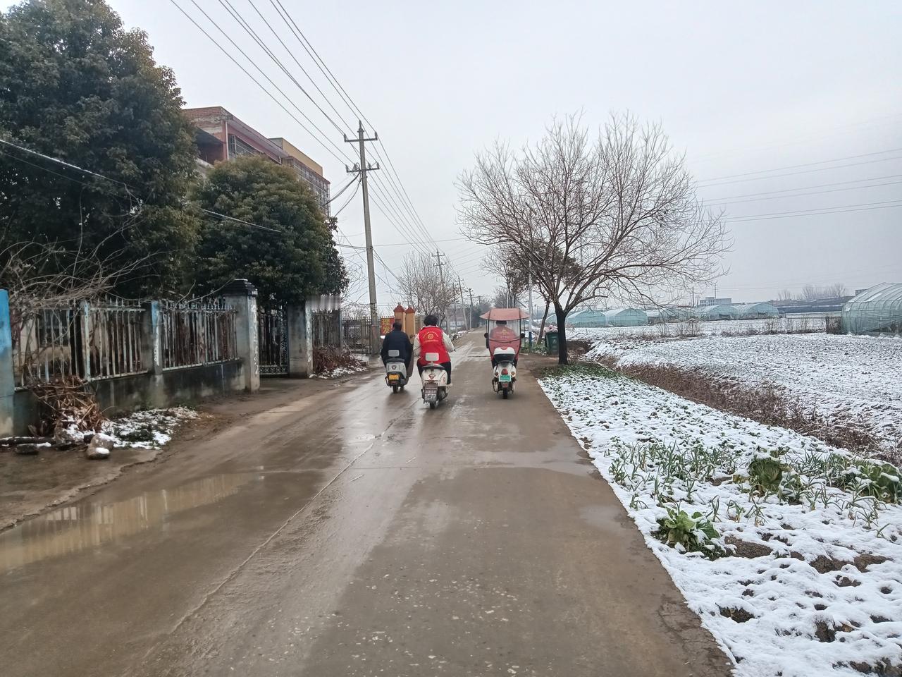 县官真是不如现管，看来还是村官最吃香，除非逃出村里到城里发展很好的人，可以不太在