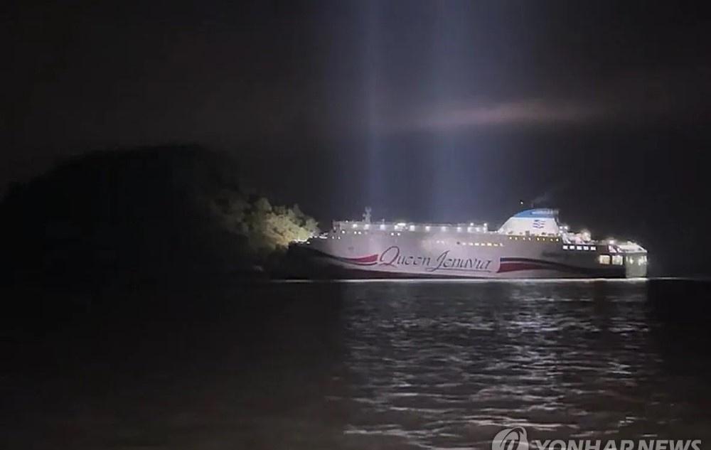 【韩国邮轮在全罗南道撞礁石搁浅 五人受轻伤】韩国一艘邮轮在全罗南道撞上礁石后搁浅