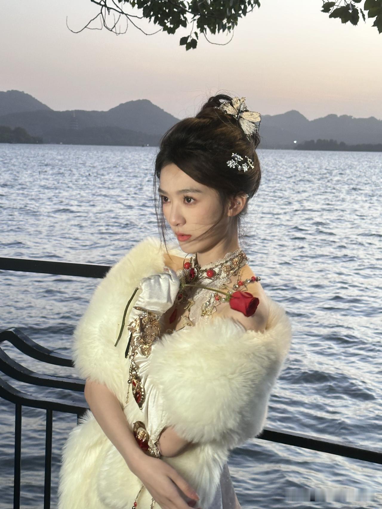 杭州西湖边偶遇网红，有认识的吗？
杭州网红拍照点