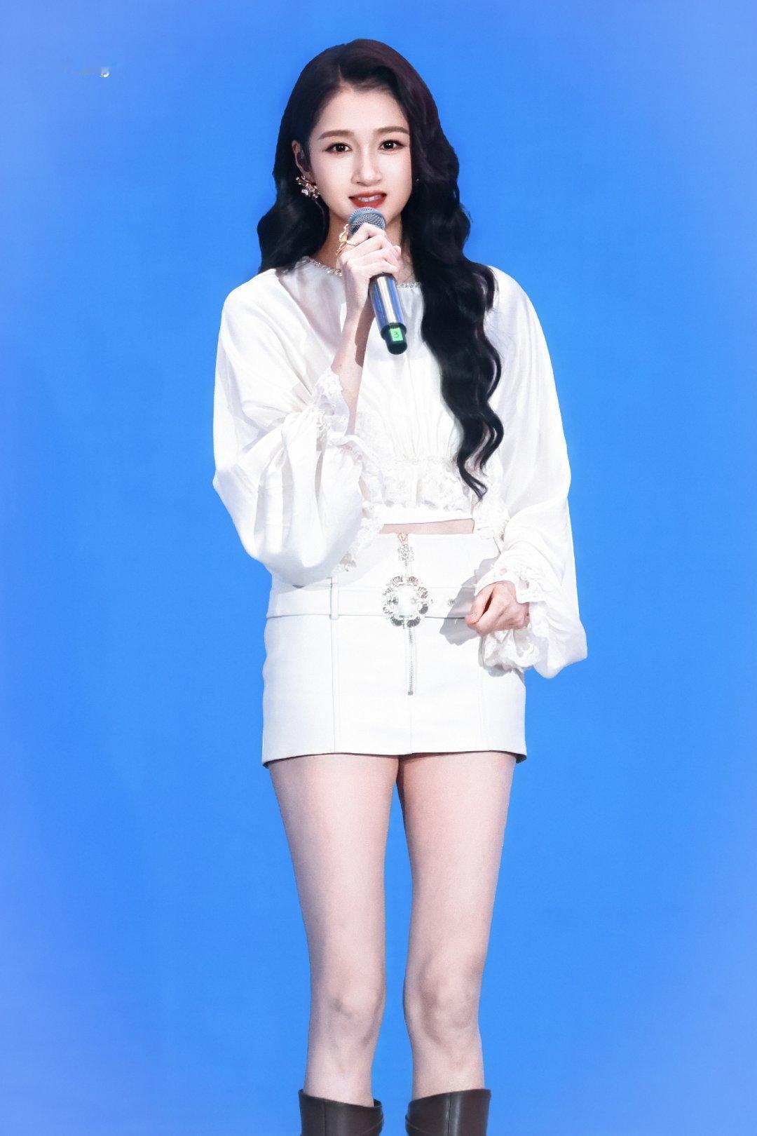 要被关晓彤这双腿给晃晕了是地表最强172.4 是长腿美神呀