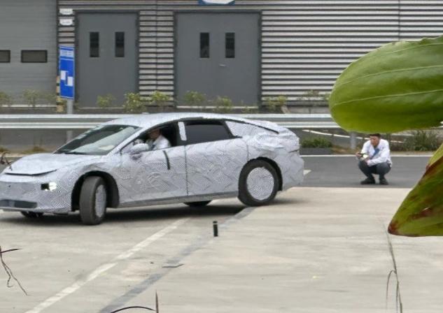 【车视头条】近日，小鹏汽车旗下一款全新车型的路试谍照被曝光，有媒体表示，这款新车