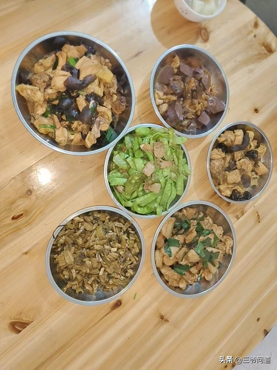 一，不习惯清淡饮食
二，吃不起，买不到优质的白切鸡
三，全国吃公鸡的地方更多，不