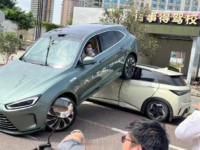 AI：听说你最近很火！给你点颜色瞧瞧！
BYD：e平台3.0，硬得很，非常安全！