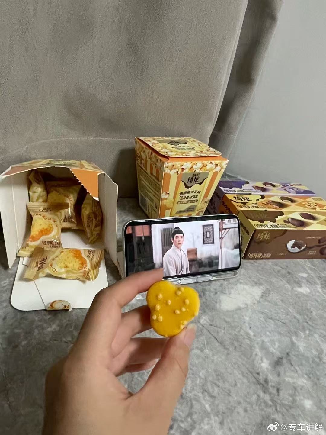 爆米花冰淇淋追剧新搭子 怕追剧吃零食油腻长胖？这款小份冰淇淋分量克制，清甜不腻口
