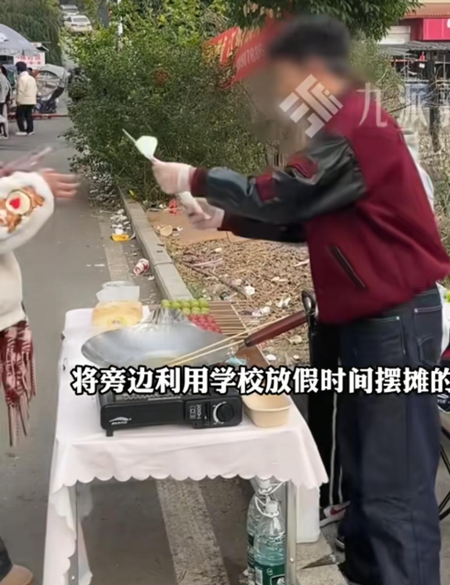 又道歉又赔2000块钱，照样被拘留好几天！男子为抢生意掀翻大学生小吃摊，最终直接