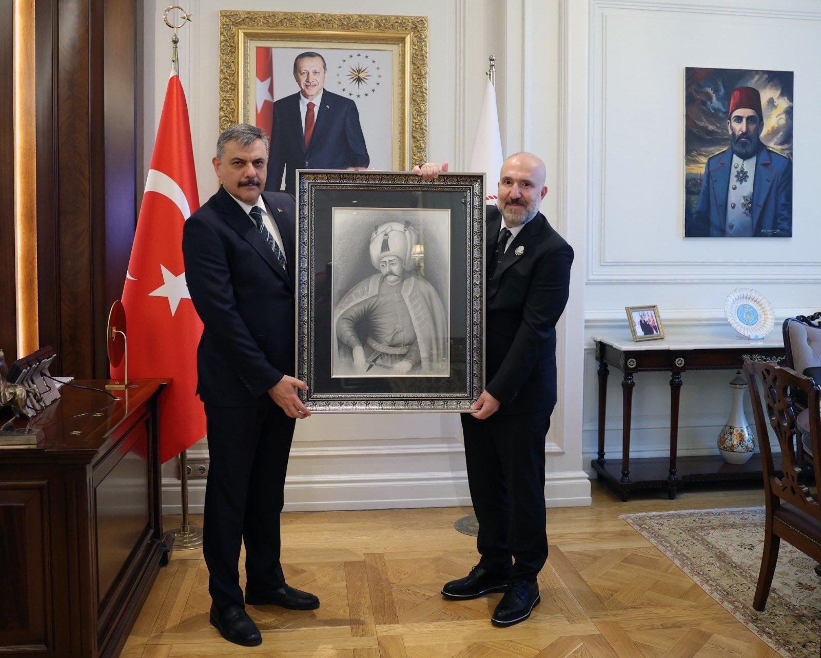 🇹🇷 土耳其内政部长穆斯法塔·奇夫特奇在自己的办公室接见了奥斯曼帝国苏丹 阿
